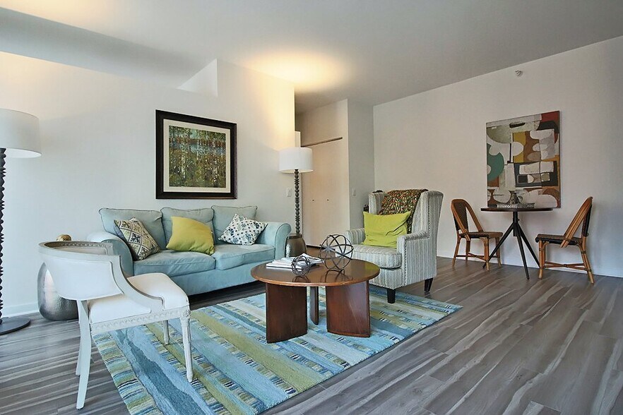 Building Photo - 170 W Chicago Ave