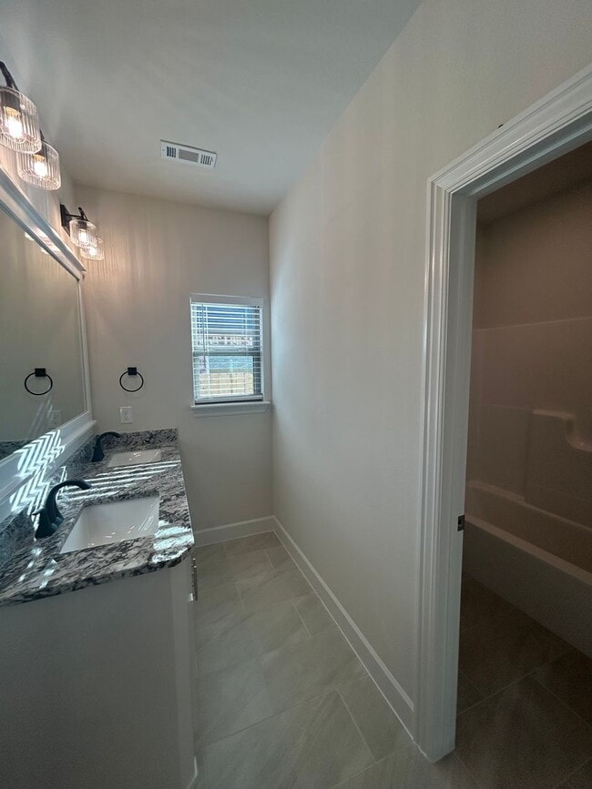 Building Photo - Beautiful Modern Home in Pea Ridge!