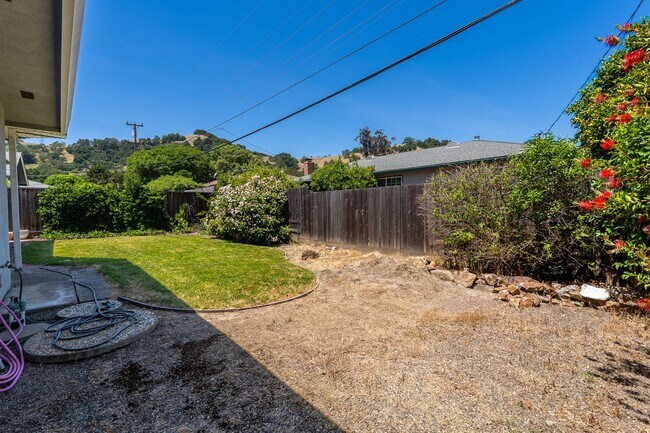 Building Photo - Adorable West Morgan Hill Family Home!