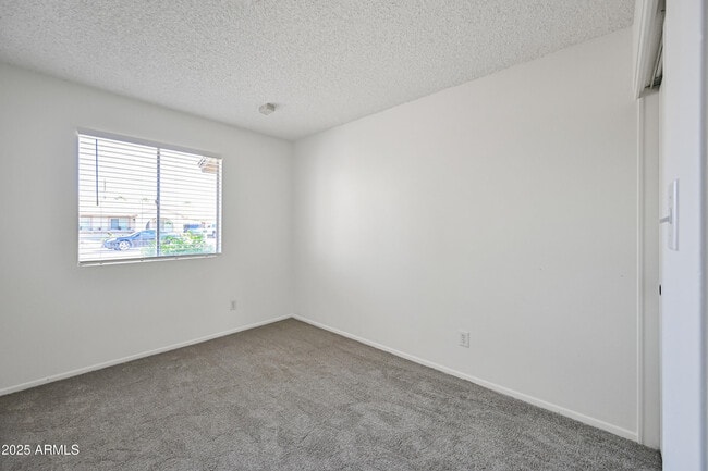 Building Photo - 1252 E El Parque Dr
