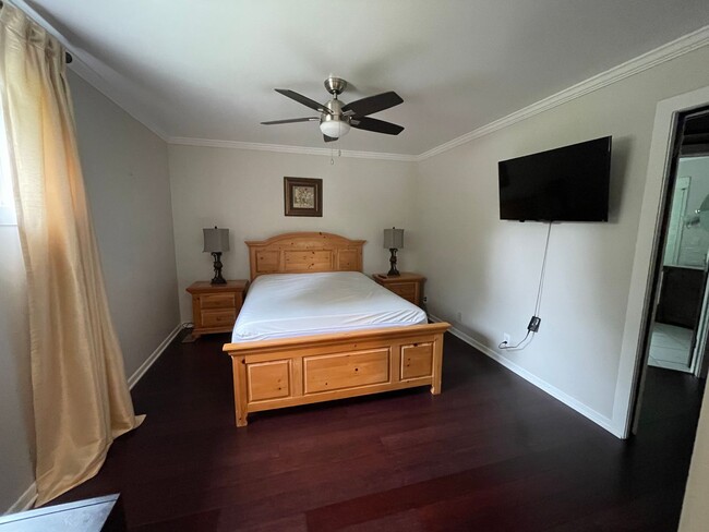 Building Photo - Fully Furnished 3 Bedroom, 2 Bath Home Ava...