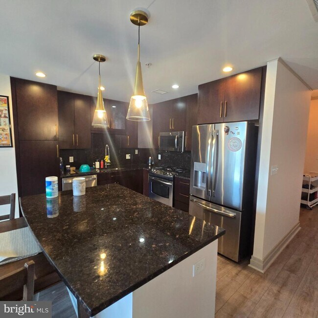 Building Photo - 8220 Crestwood Heights Dr