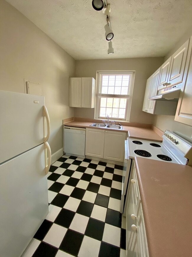 Building Photo - Spacious One Bedroom in Poncey-Highland