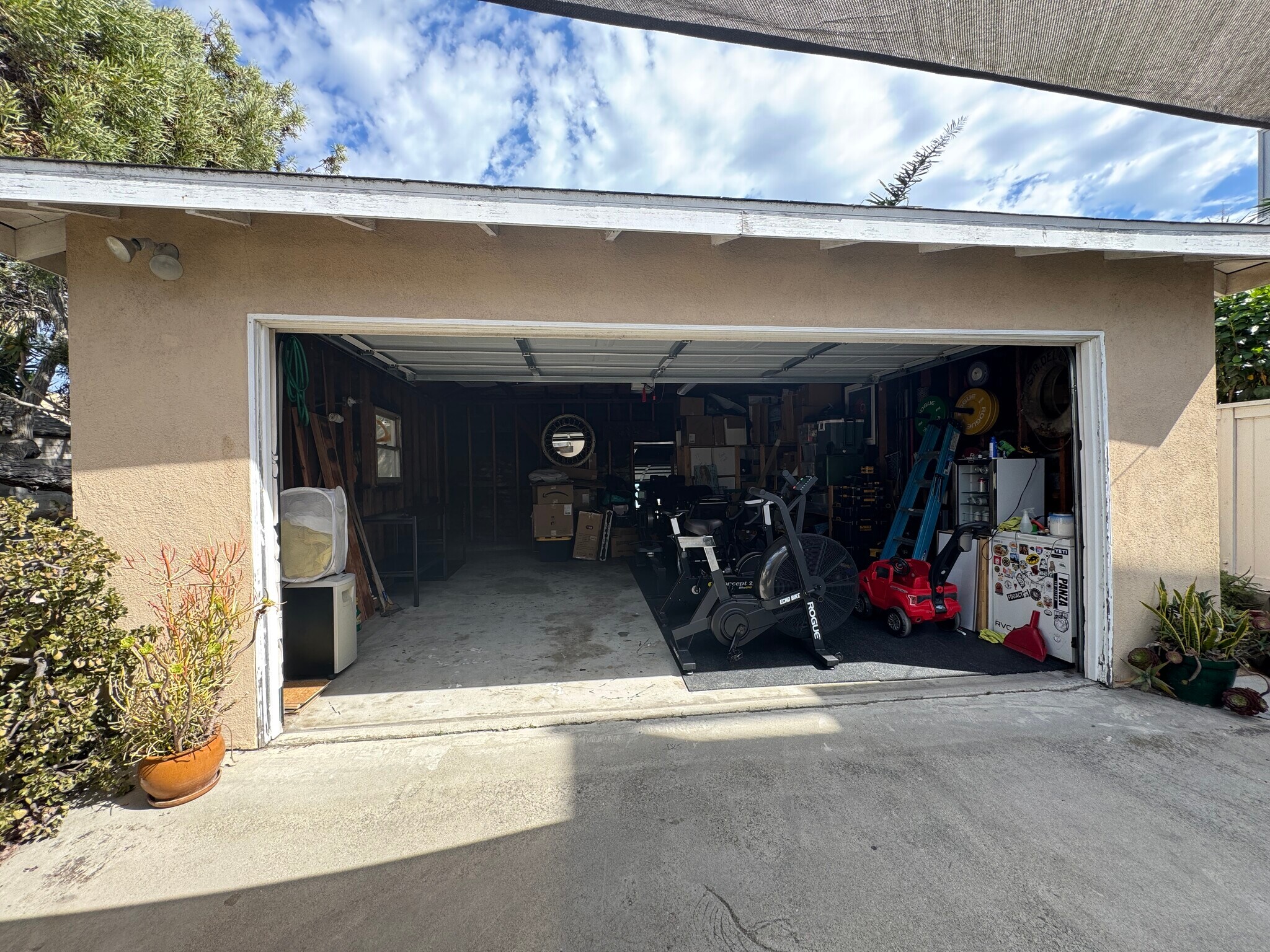 Building Photo - 714 Loma Dr