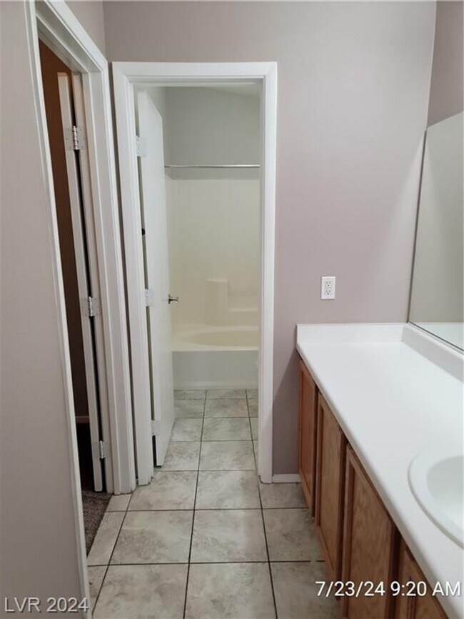 Building Photo - BOULDER RANCH-TWO PRIMARY SIZED BEDROOMS!!!