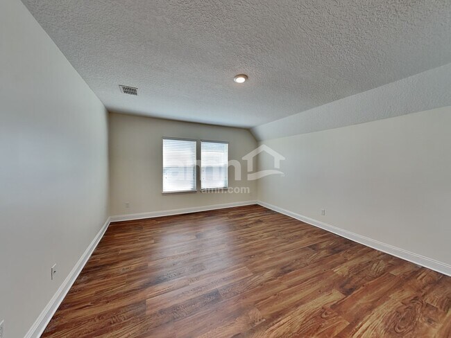 Building Photo - 3298 Roundabout Dr