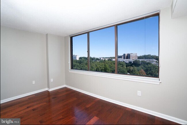 Building Photo - 10101 Grosvenor Pl