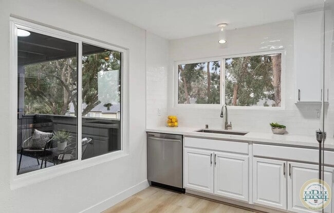 Building Photo - Fully Updated 2 BR | 1 BA Condo in Vallejo