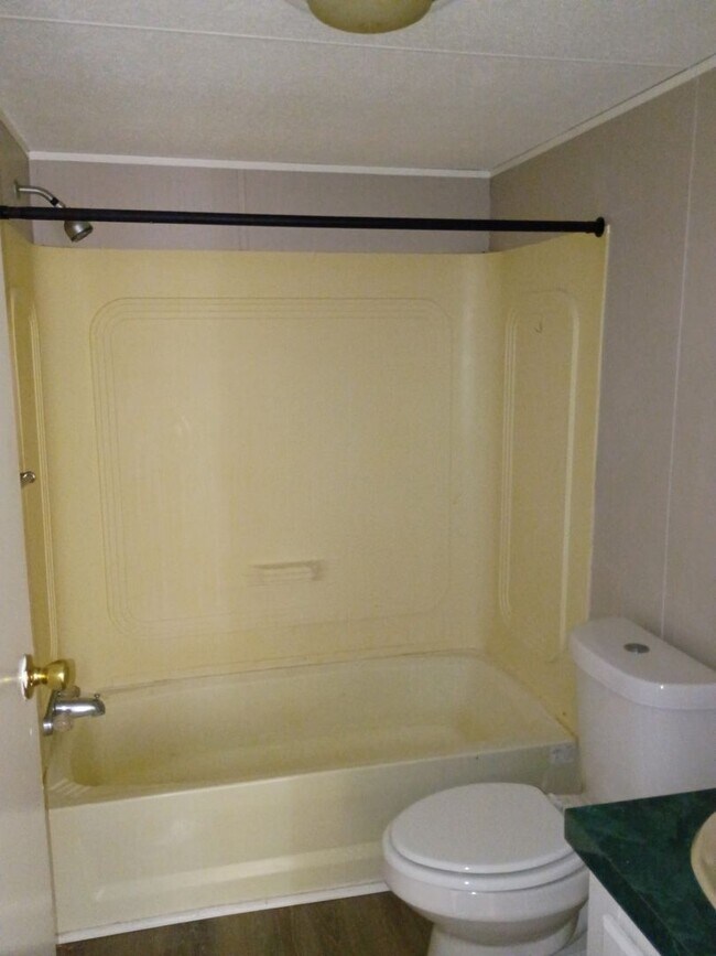 Building Photo - 3 Bedroom/2 Bathroom Home on a Large Lot
