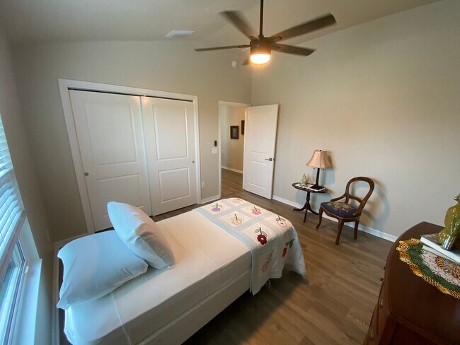 Building Photo - Beautiful, Furnished ANNUAL 2 bed, 2 bath ...
