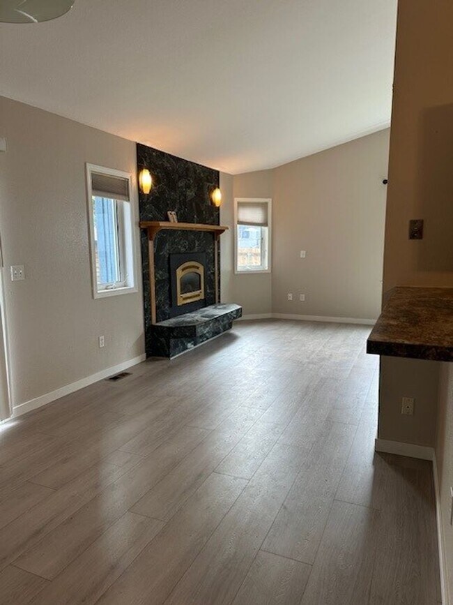 Building Photo - Must See- 3 BD | 2 BA Duplex!