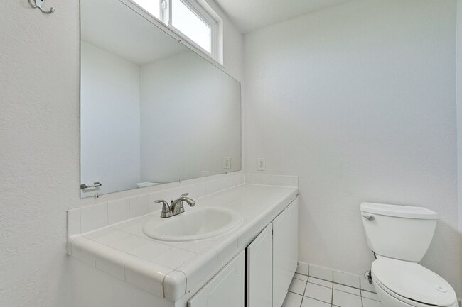 Building Photo - Spacious 3 Bedroom 2 Bath Home with 2 Car Garage and Central Air Conditioning