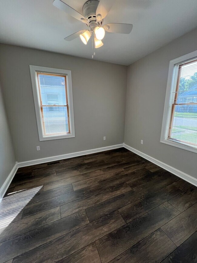 Building Photo - 1215 W Elm St