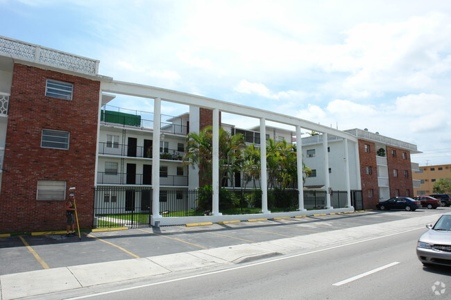 6270 W Flager St - 6270 W Flagler St