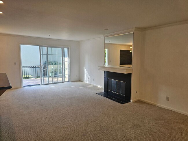 Building Photo - CLASSY CONDO - Spacious 1 Bed/1 Bath in Luxurious Setting - MENLO PARK