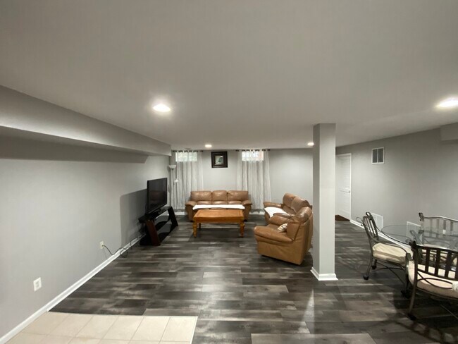 Building Photo - 415 Baish Dr SE