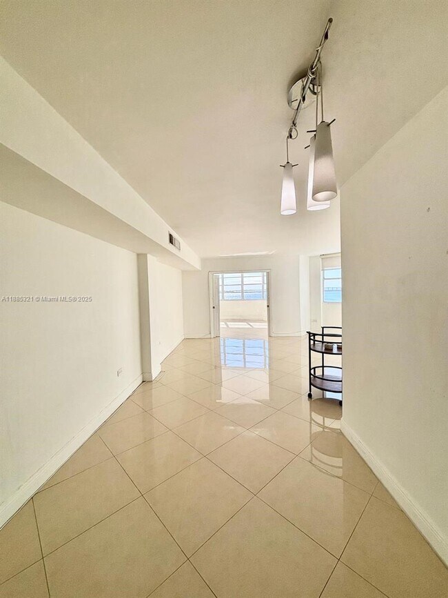 Building Photo - 801 Brickell Bay Dr