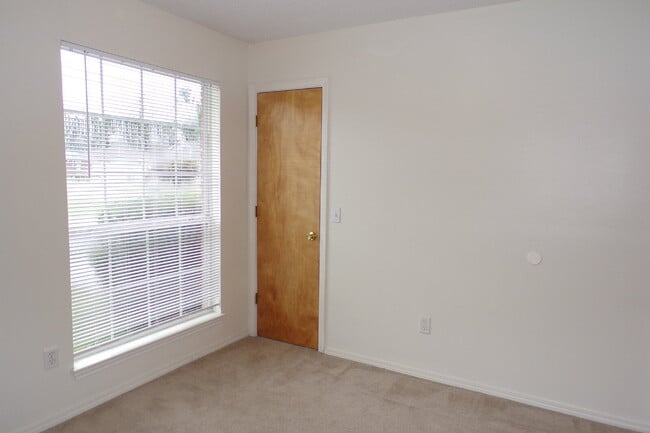 Building Photo - Southwest Pensacola 3BR/2BA Patio Home Ava...