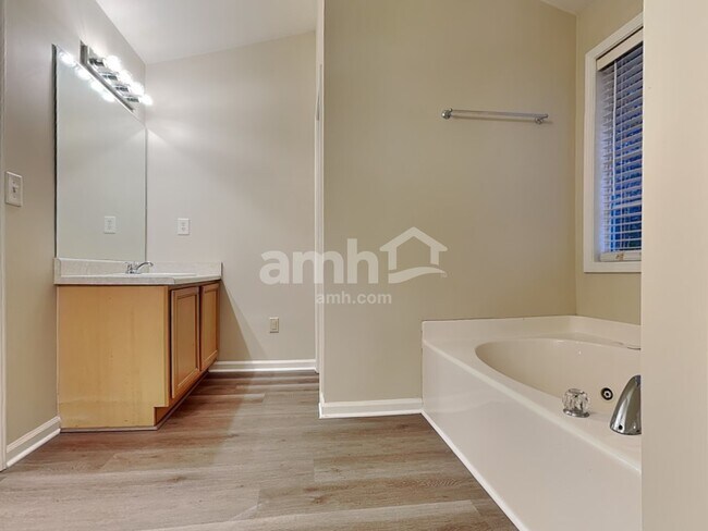 Building Photo - 1054 Falls Brooke Dr