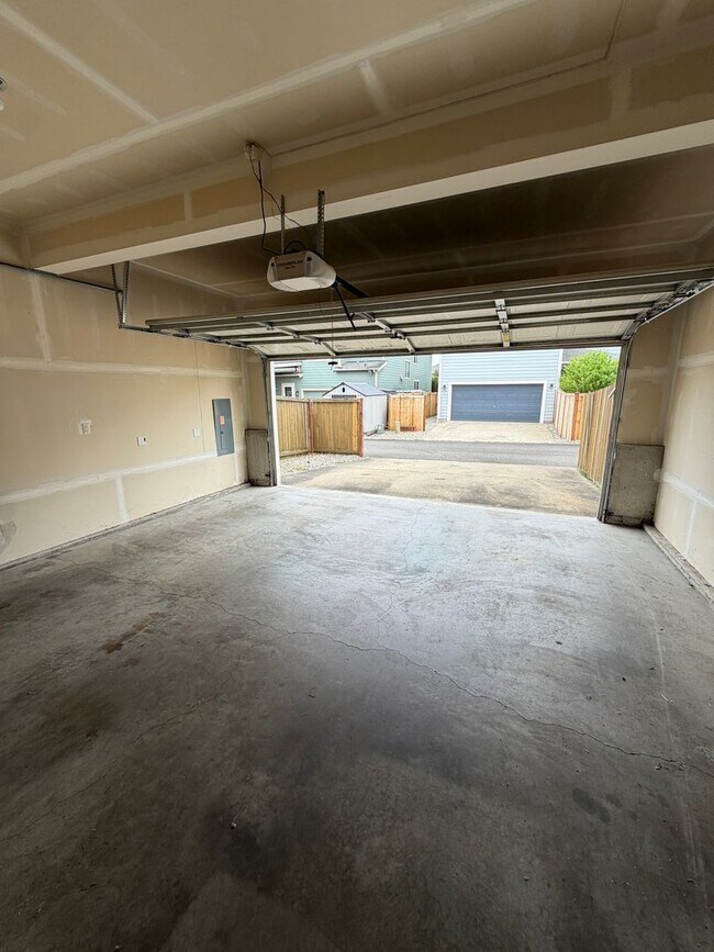 Building Photo - 1415 Grindstone Dr SE