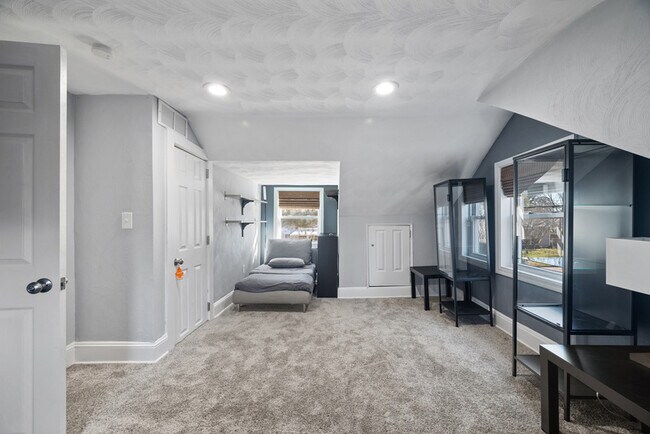 Building Photo - 3221 Locust Ave