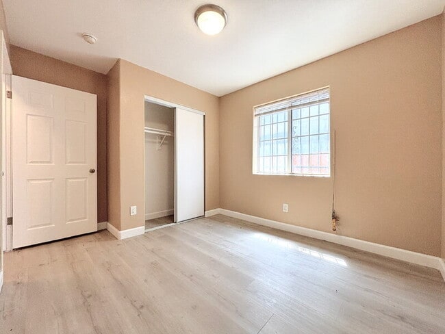 Building Photo - 1385 E Vernon Ave