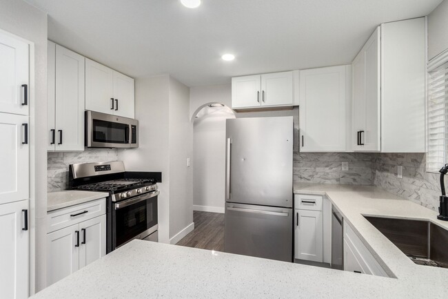 Building Photo - Stunning Renovated 3-Bedroom condo in The ...