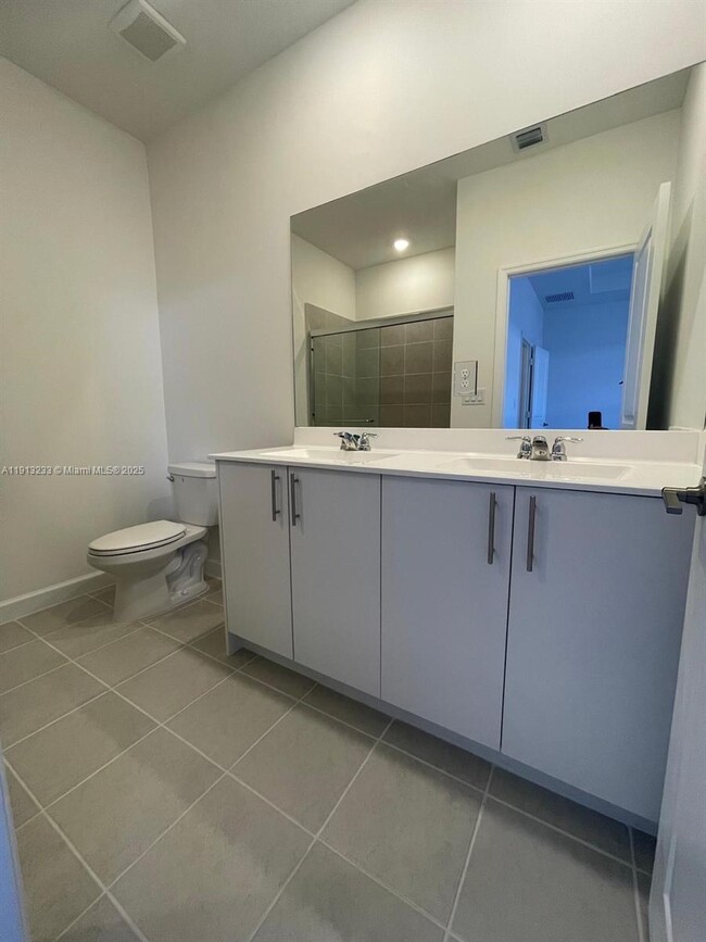 Building Photo - 1066 SE 2nd St