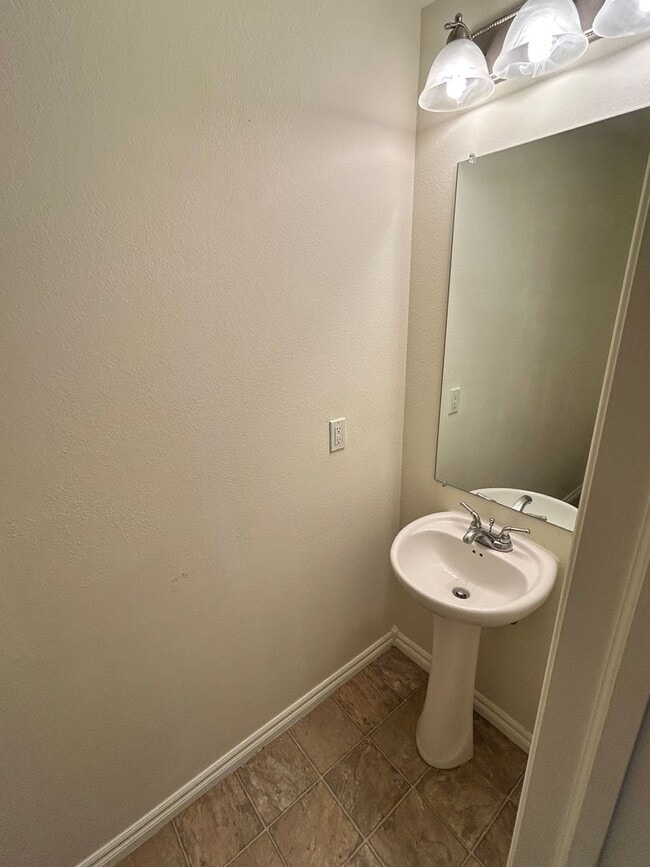 Building Photo - Spacious Townhome, Close to Fort Riley!