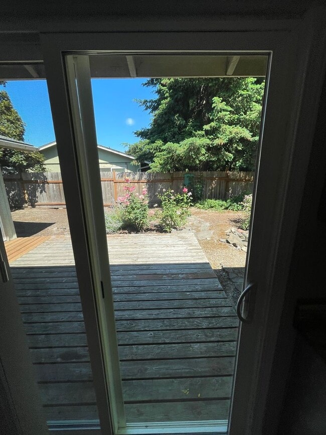 Building Photo - Hard to find 3 bedroom 2, bathroom.