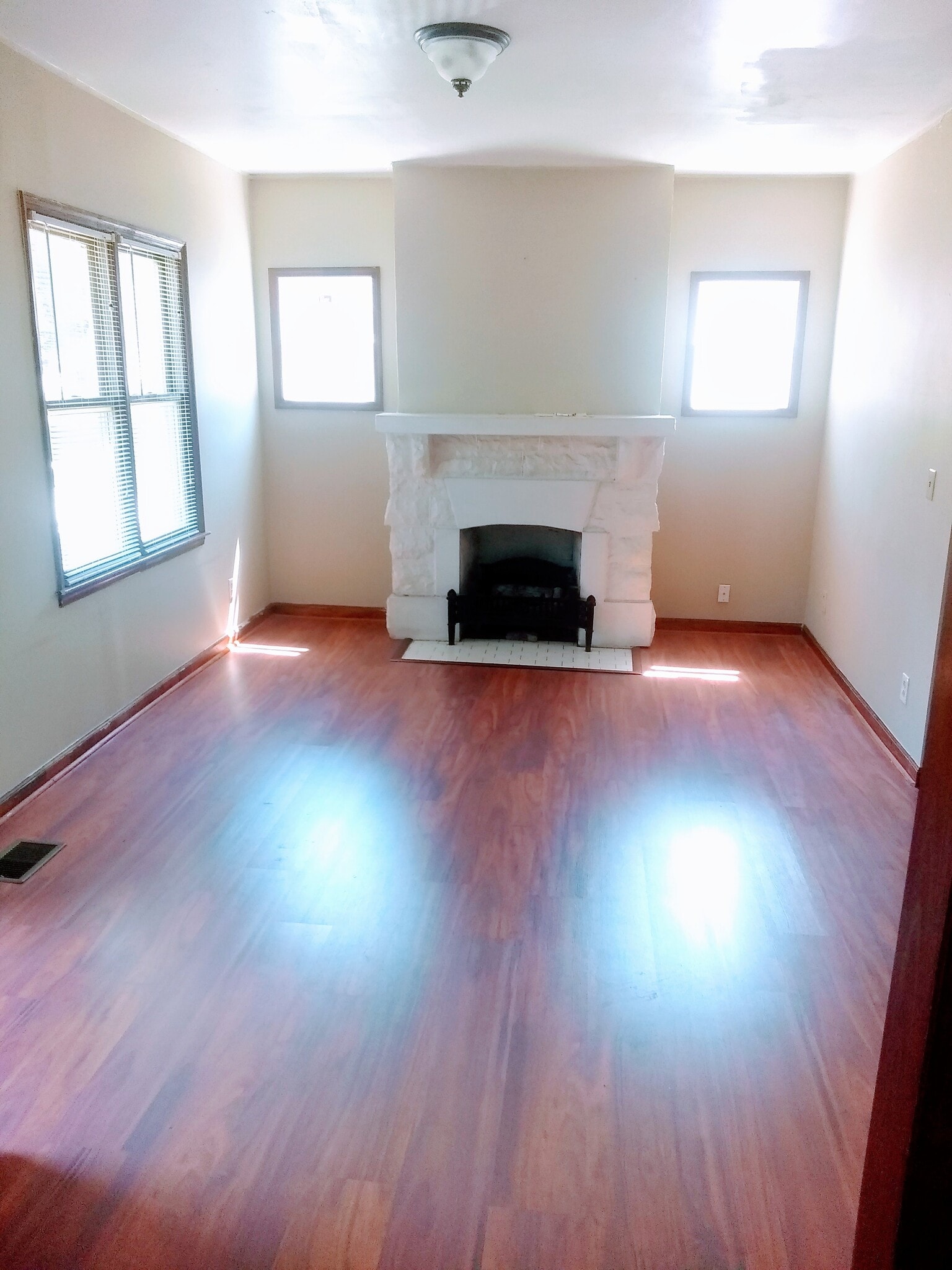 Building Photo - 1006 McMahan Ave