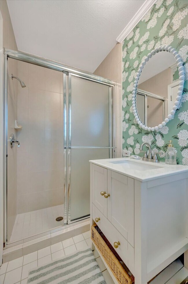 Building Photo - Luxury 5 Bed/4 Bath Pool Home on a Golf Course in Central Sarasota