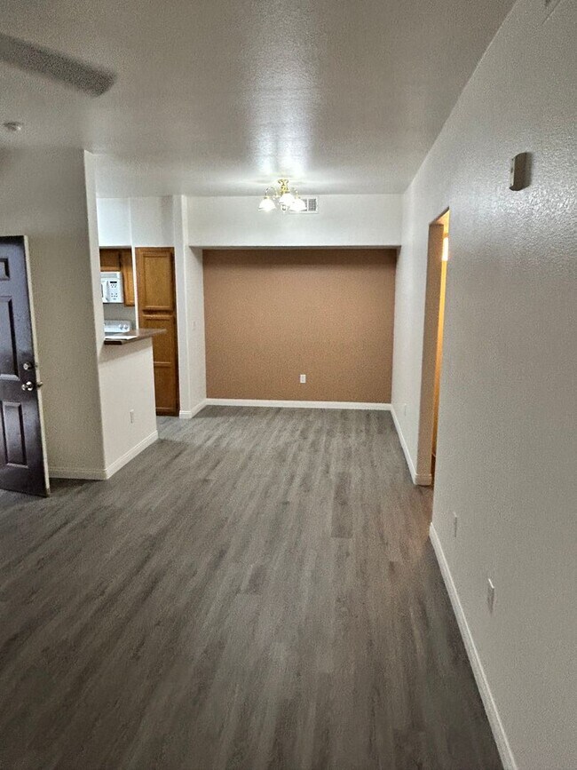 Building Photo - Charming 1 bedroom Condo with full size Ga...