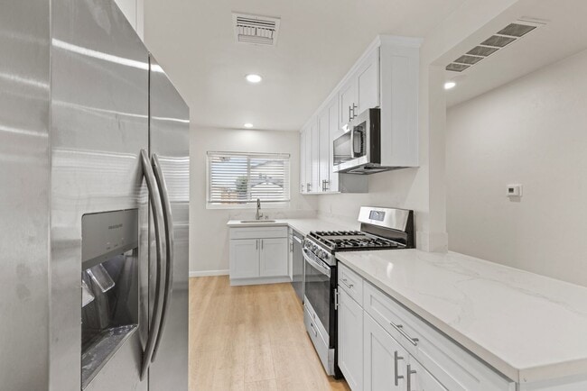 Building Photo - Nice 5 bedroom house on Ewing!