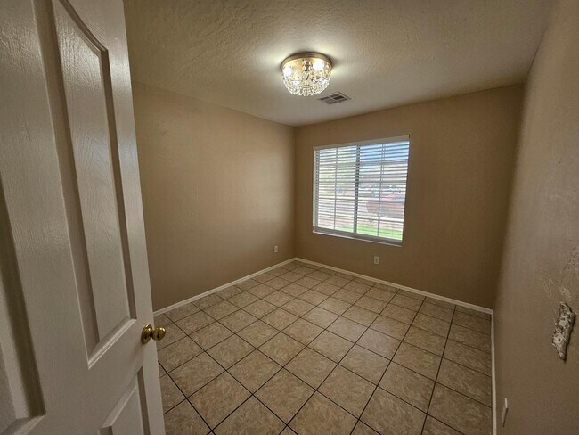 Building Photo - 2863 E Oakland Ct