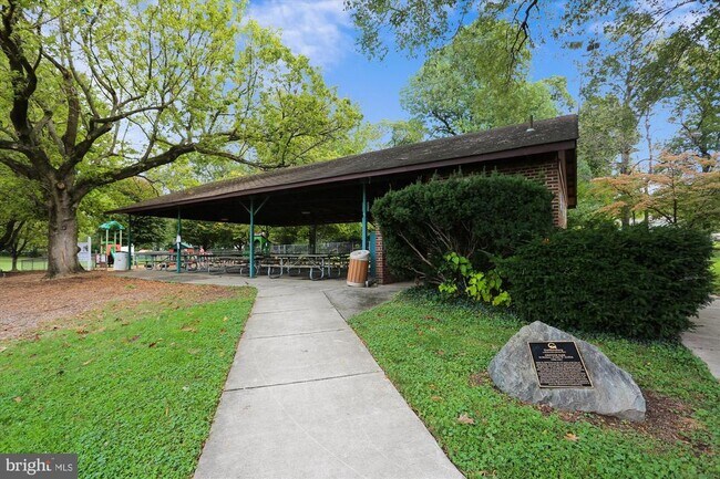 Building Photo - 421 Christopher Ave