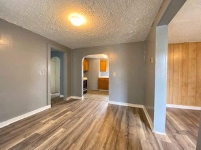 Building Photo - 1 Bedroom Single Family Home in Elkhart!