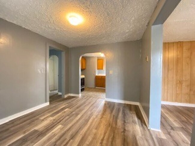 Building Photo - $200 OFF FIRST MONTH RENT -1 Bedroom Single Family Home in Elkhart!