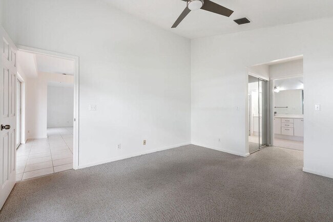 Building Photo - 1975 Oak Berry Cir