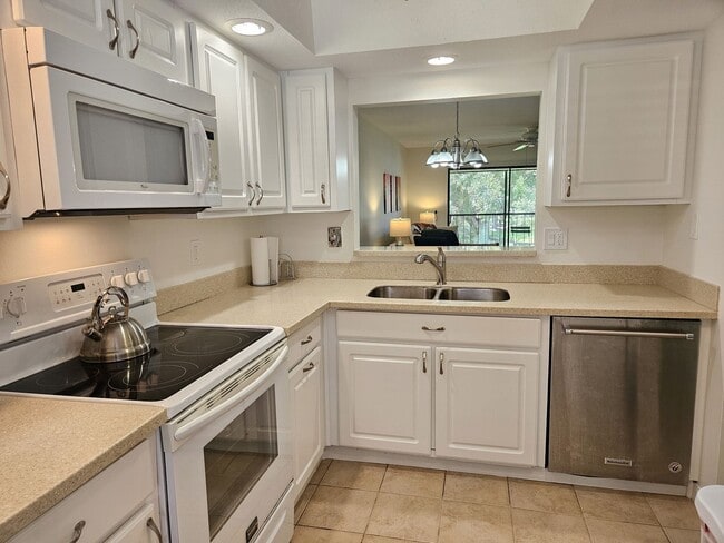 Building Photo - Seasonal Short-Term 2 Bedroom 2 Bathroom 2nd Floor Condo in Estancias of Capri Isles!