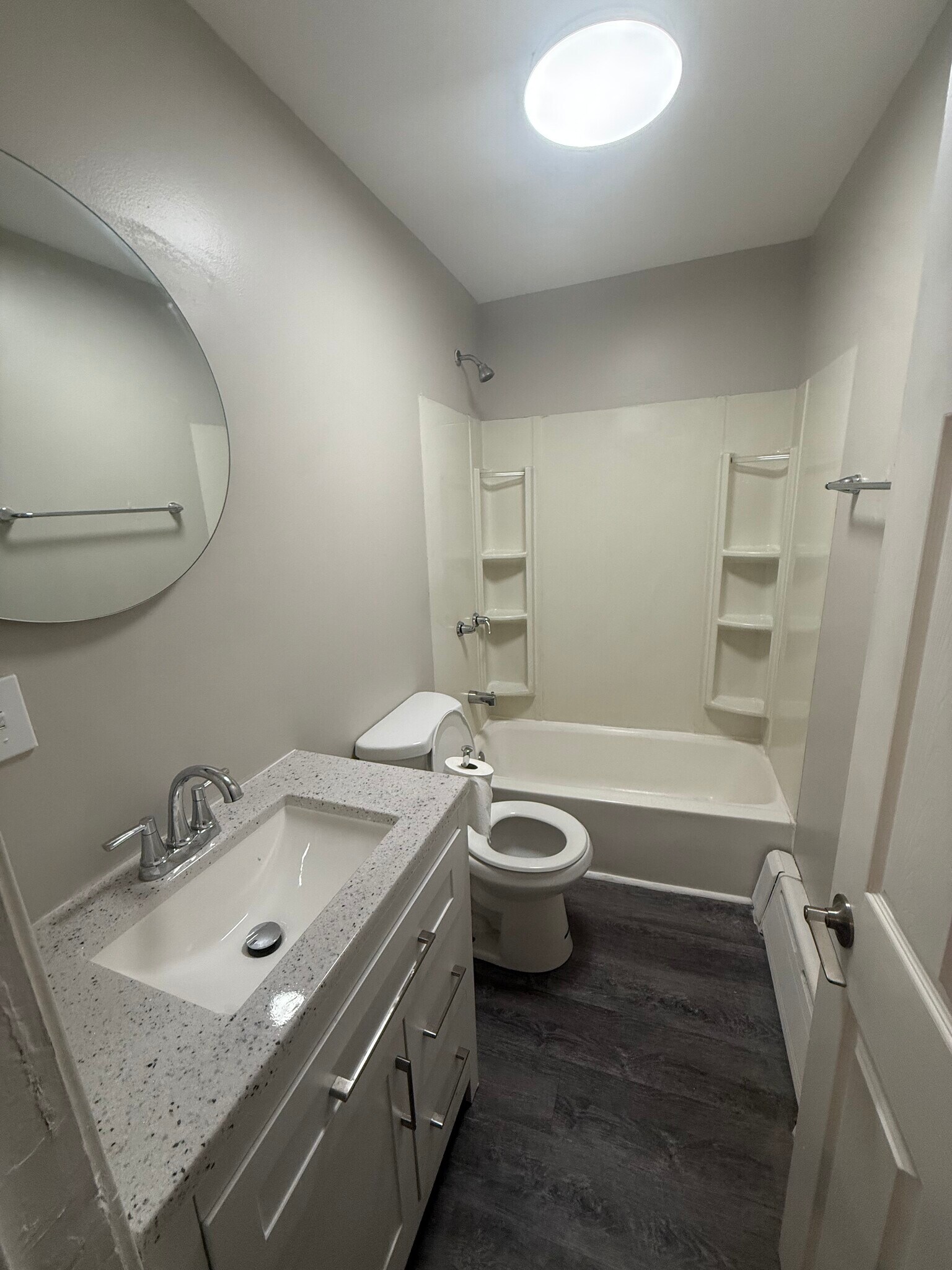 Full Bathroom - 505 N Rodney St