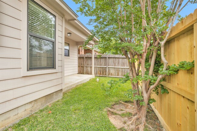 Building Photo - 119 Golfview Ct