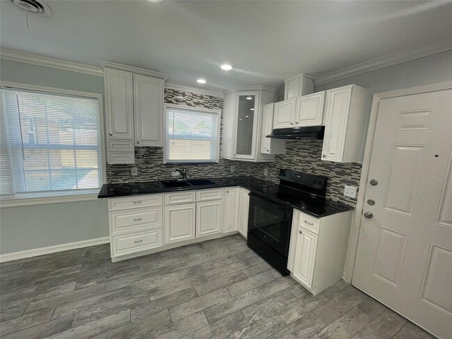 Building Photo - 3 BR/2BA |  Renovated Single Family Home |   2-car garage | Fenced backyard!