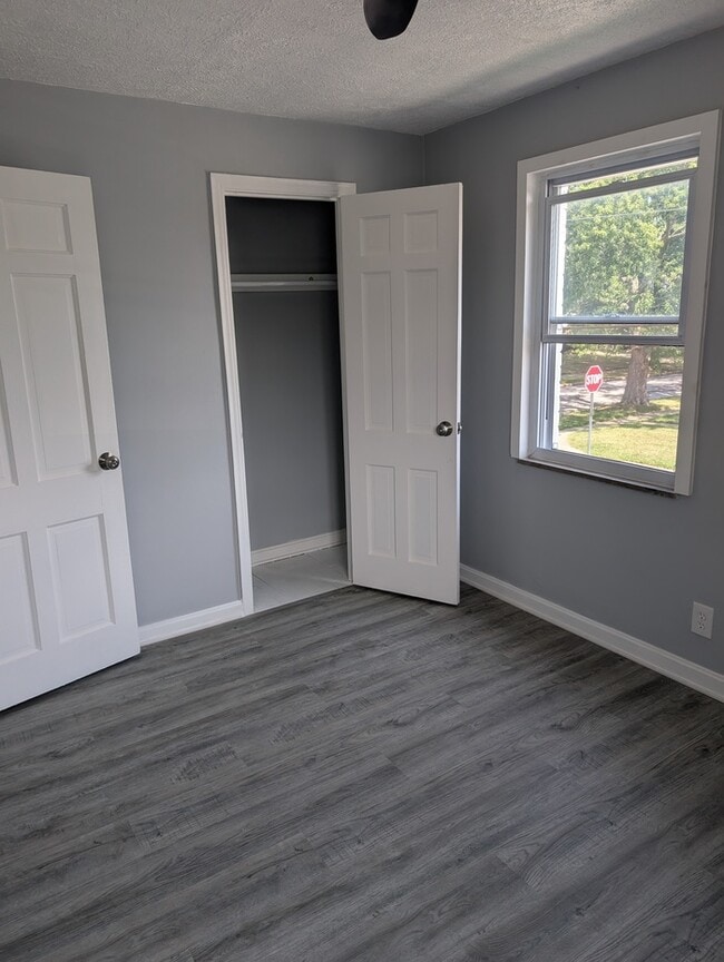Building Photo - Charming 5 beds 2 baths in Euclid!