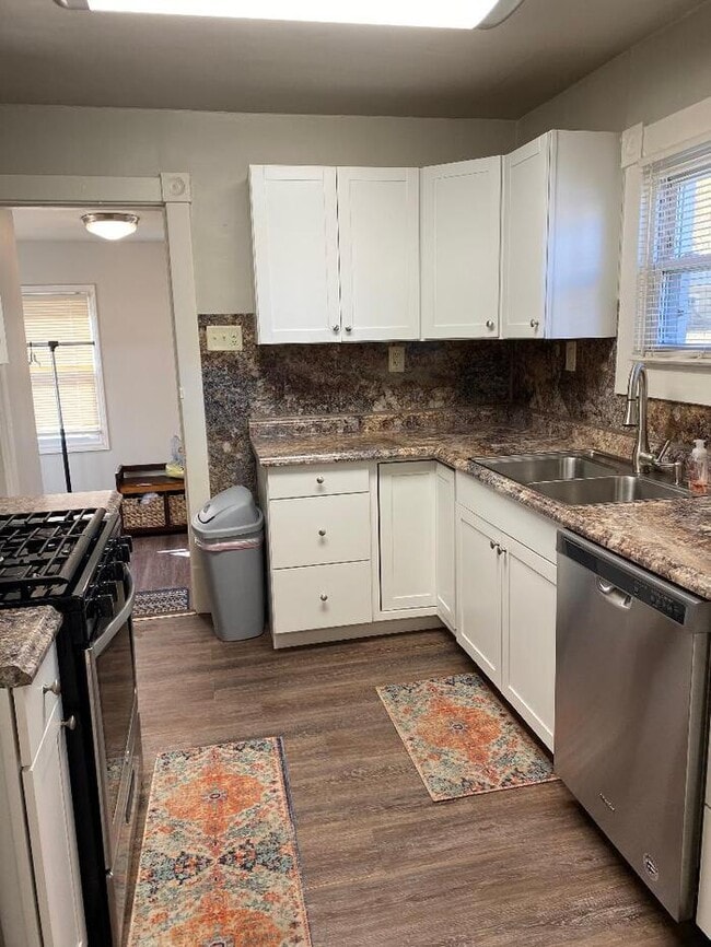 Building Photo - 2 Bedroom house.