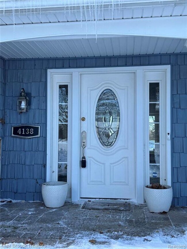 Building Photo - Beautiful mid-century modern home