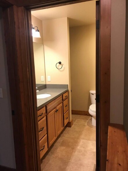 Building Photo - 2025 Lake Hills Dr