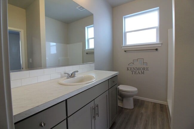 Building Photo - 3 Bedroom, 2 Bath Townhome in West Pasco