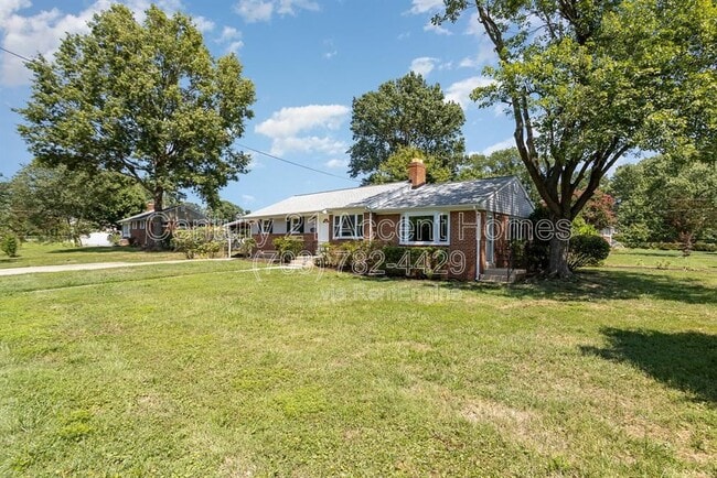 Building Photo - 3233 Holly Hill Dr