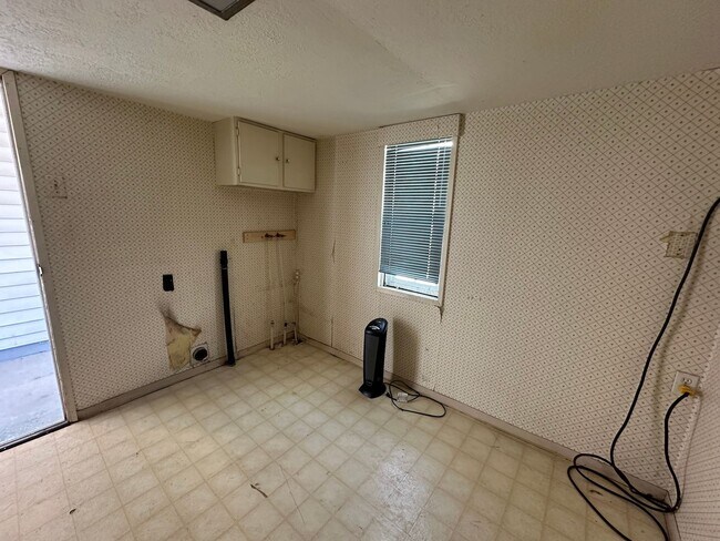 Building Photo - Beautiful 3-bedroom home with large yard